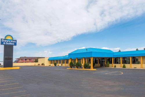 Days Inn & Suites by Wyndham Clovis