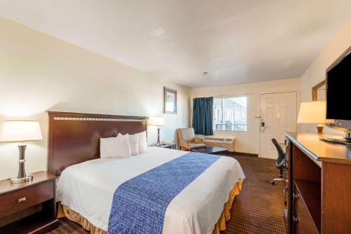 Rodeway Inn Phoenix North I-17 Room Type - Room, 1 King Bed, Accessible, Non Smoking