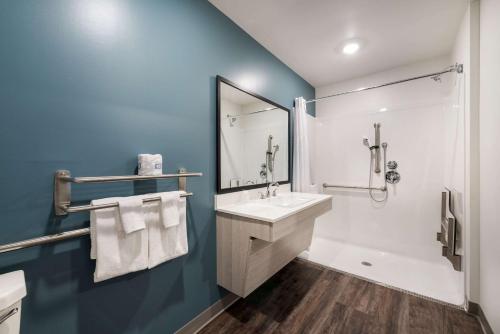 Queen Suite with Roll-In Shower - Disability Access/Non Smoking