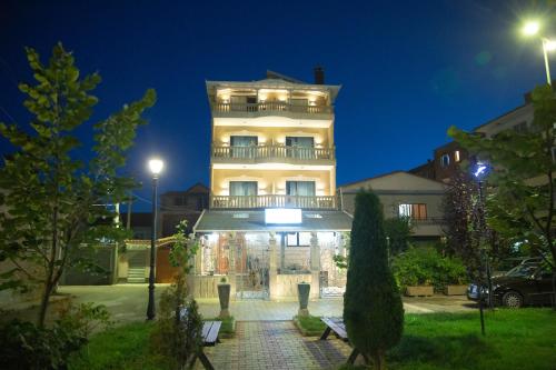 Фасада на хотела, Vila Mariss in Корча