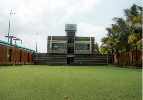 Buitenkant, Anand Resort - A luxury Private Pool Resort in Nashik in Koknipura