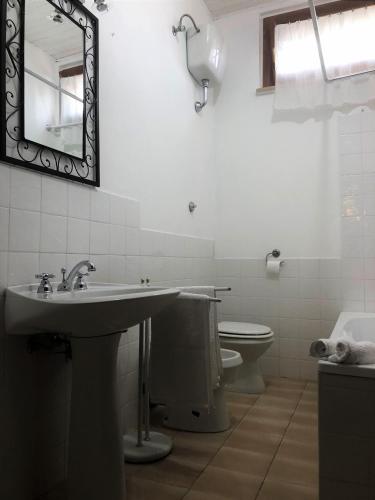Bathroom, Appartamento di Campagna in Montecosaro