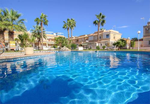  Poolside 2 Bedroom Apt, Ultra Fast Wi-Fi, Netflix, 200+ TV Channels, Pension in Los Alcázares