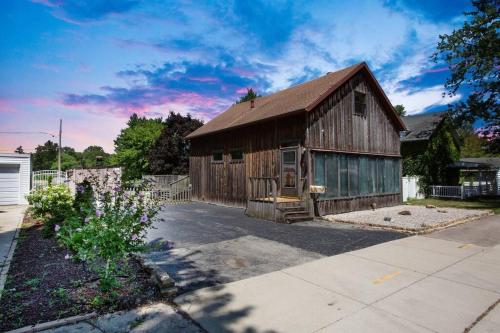 Quaint Riverfront Barn