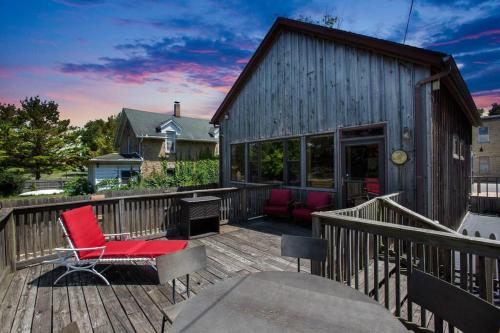 Quaint Riverfront Barn