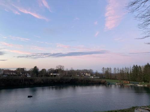 Apkārtne, Lac De Lumiere. Relax with rural lakeside living in Herry