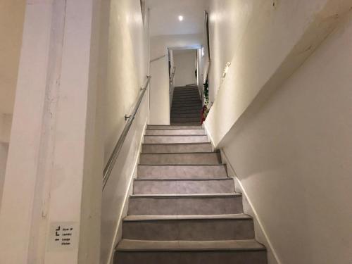 Chris Hostel, Seoul