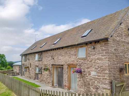 Stoke Court Farm Barn - Clee Saint Margaret