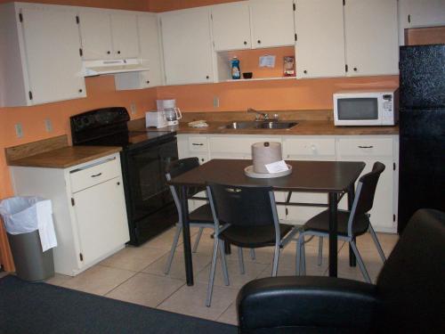 Kitchen, All-Suite Motel, LLC in New Smyrna Beach (FL)