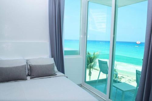 Exclusive studio on the beach, minimalist, gym, pool, jacuzzi, balcony in Cancún, Mexico