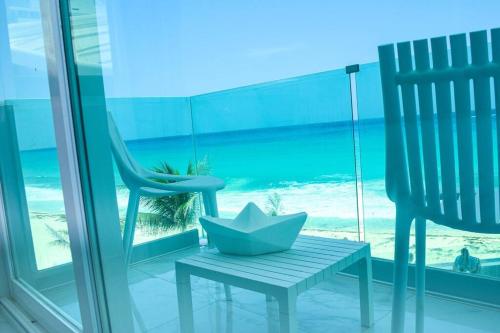 Exclusive studio on the beach, minimalist, gym, pool, jacuzzi, balcony in Cancún, Mexico