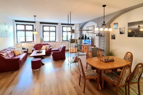 B&B Freiberg - NEU: Großzügige Citywohnung mit XXL Dachterrasse! - Bed and Breakfast Freiberg