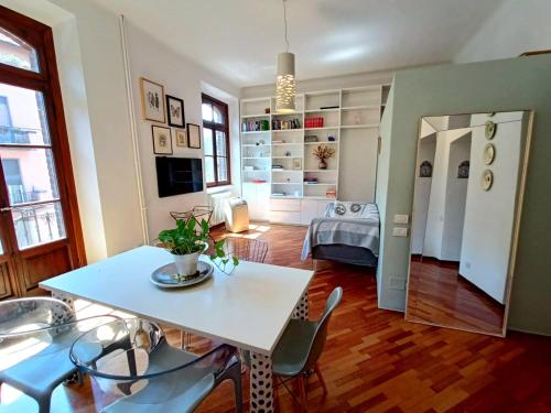 Charming design apartment into Navigli district, Milán