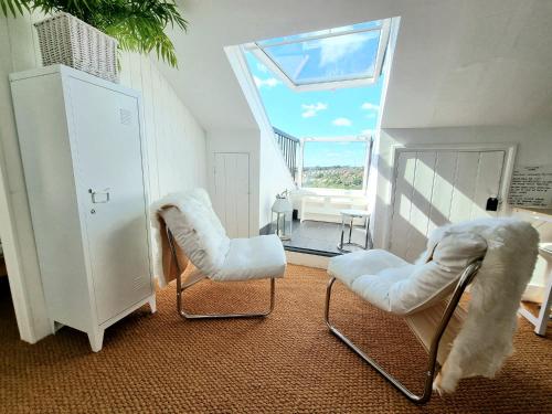 West Hill Villa Retreat - Seaview Balcony Loft Apartment with Breakfast & Free Parking
