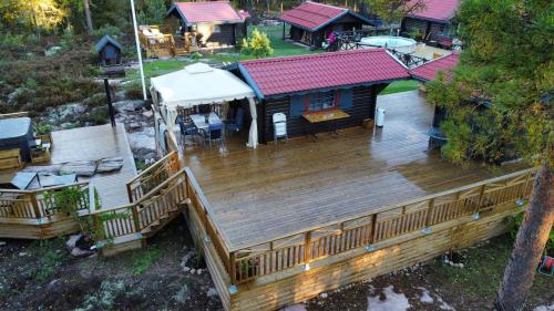 Timber cottages with jacuzzi and sauna near lake Vänern