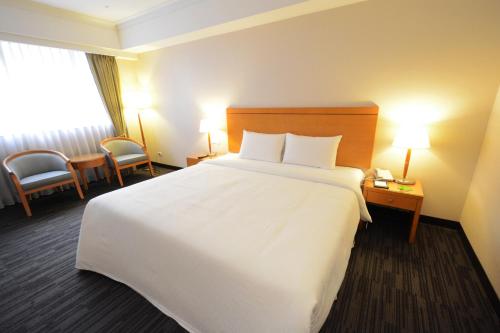 Standard Double Room image 9