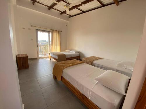 1 double bed, 2 twin beds