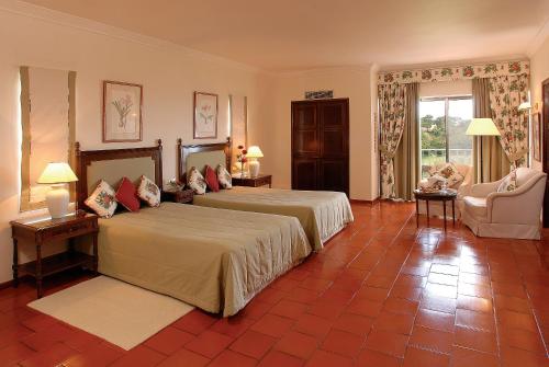 1 king bed, 2 sofa beds
