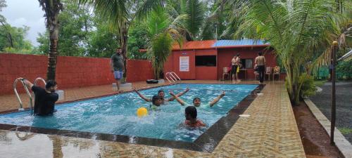 Peldbaseins, NS Brothers Farm & Resort in Kolad