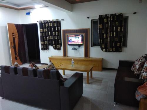 صالة مشتركة/ منطقة التلفزيون, Kavyam Villa in Haroshi