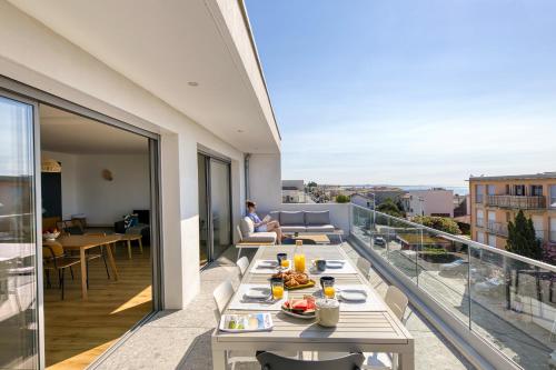 SOUTH-OF-FRANCE Magnifique T5 avec CLIM, terrasse 30 m2 vue sur mer et barbecue, parking, 40m de la plage