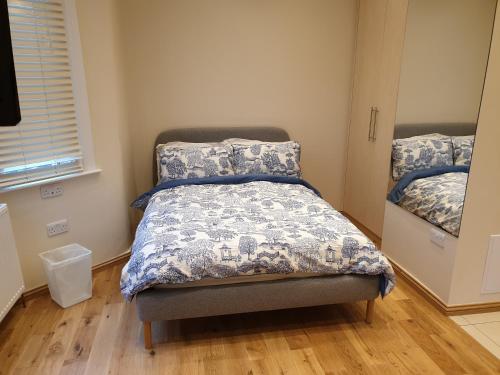 London Luxury Studio Flat 4 min to Ilford Station with FREE parking FREE WiFi