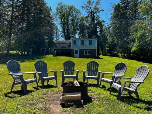 B&B Red Creek - Serene Port Bay Cottage - Bed and Breakfast Red Creek