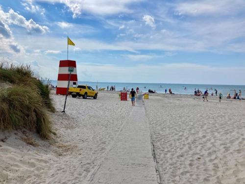 Beach, Spacey and charming cabin 300 m. from beach in Hojby