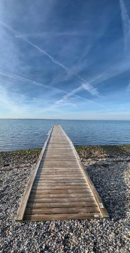 Beach, Spacey and charming cabin 300 m. from beach in Hojby