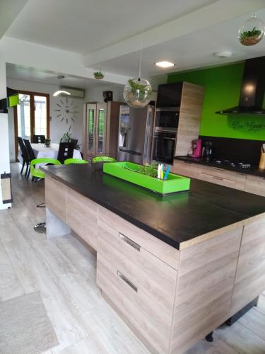 Agréable chambre double avec salle d'eau privative (Agreable chambre double avec salle d'eau privative) in Fresneaux-Montchevreuil