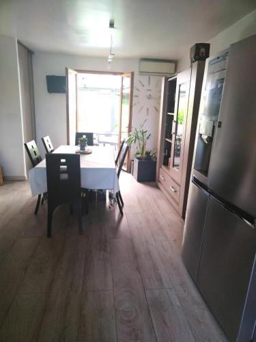 Agréable chambre double avec salle d'eau privative (Agreable chambre double avec salle d'eau privative) in Fresneaux-Montchevreuil