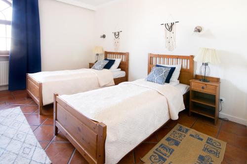 2 twin beds