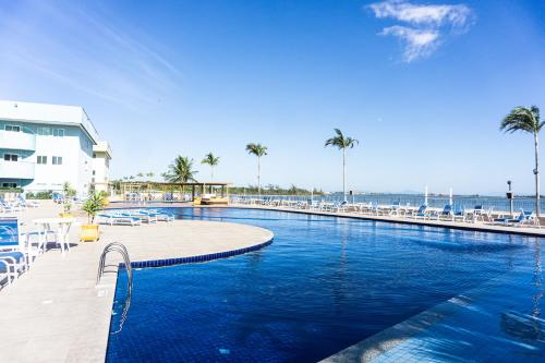 Swimming pool, Ape aconchegante condominio beira lagoa c/piscina in Arraial do Cabo