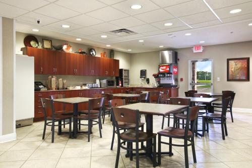 Microtel Inn & Suites by Wyndham Hattiesburg - image 4