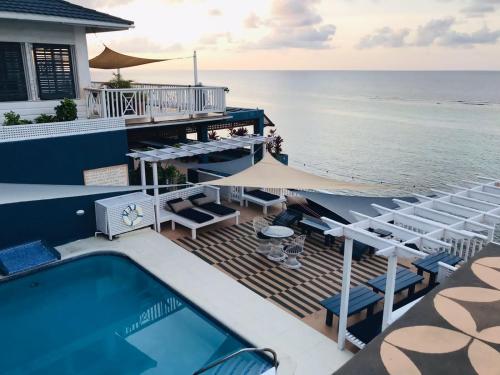 Peldbaseins, Moxons Beach Club in RioNuoya