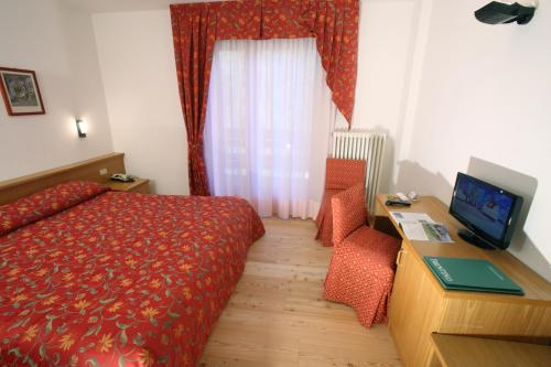 1 queen bed, 2 twin beds