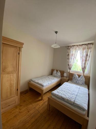 2 twin beds