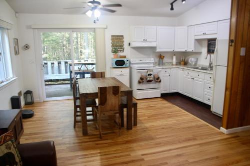 Escape to a 3-Bedroom Cabin in Lower Catskills in Woodridge, USA