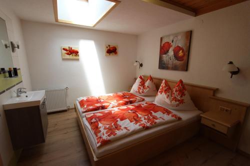 2 bedrooms, 3 beds