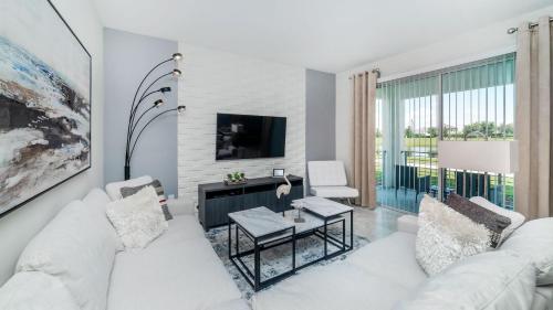 Mickey invite Larges Groups on Unique Side By Side Pool Homes Just Few Steps From Disney World Entrance