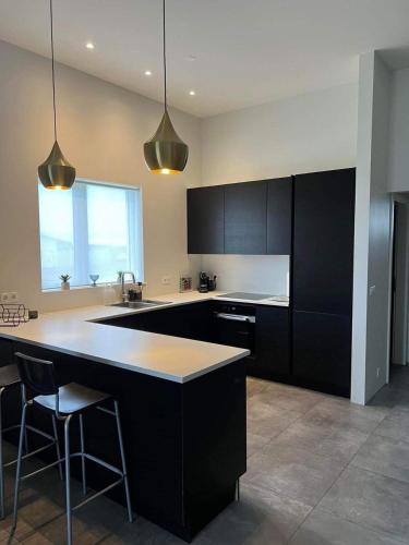 Modern fully equipped 2 bedroom apartment.