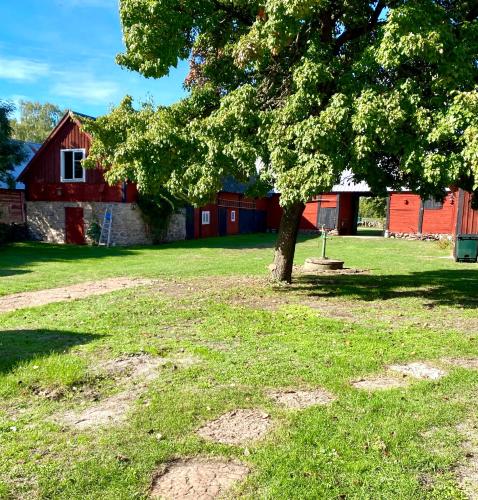 Bo i egen stuga på härlig ölandsgård