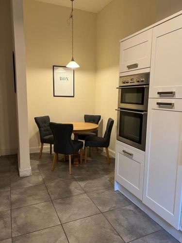 Victorian 3 BR main door flat, King size beds , large rooms near Pollok Country Park