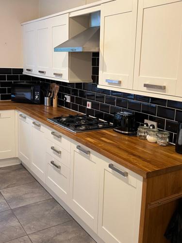 Victorian 3 BR main door flat, King size beds , large rooms near Pollok Country Park