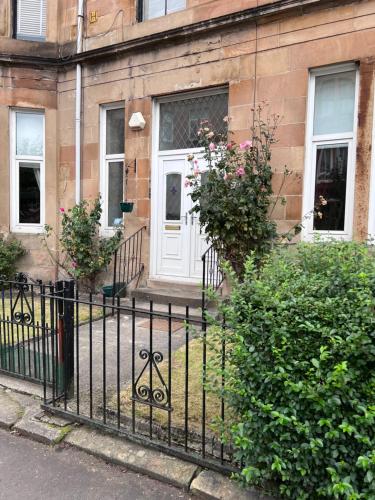 Victorian 3 BR main door flat, King size beds , large rooms near Pollok Country Park