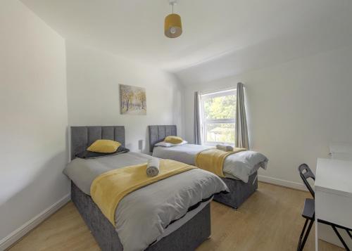 Picture of Birmingham Contractor House Sleeps 8 Private Garden Near M6 Motorway Business Wi-Fi