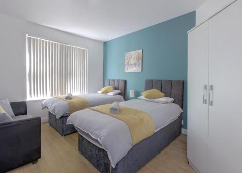 Picture of Birmingham Contractor House Sleeps 8 Private Garden Near M6 Motorway Business Wi-Fi