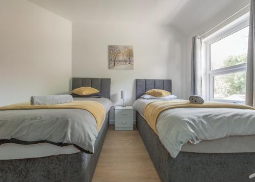 Birmingham Contractor House Sleeps 8 Private Garden Near M6 Motorway Business Wi-Fi