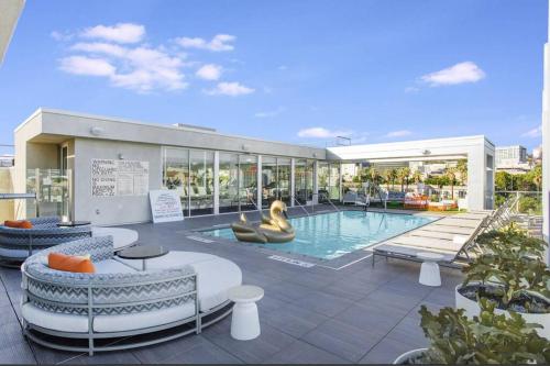 NEW Hollywood Sign View-Studio: Pool, Parking, Gym