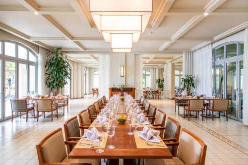 Restaurant, FLC Luxury Resort Samson in Thanh Hoá / Sầm Sơn Beach